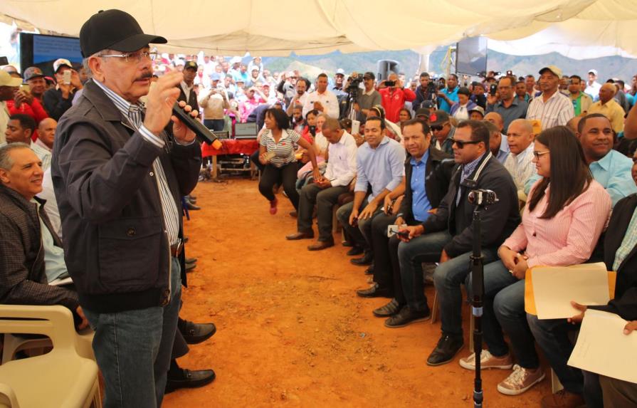 El presidente Medina anuncia proyecto para rescatar 115 mil tareas en el Sur