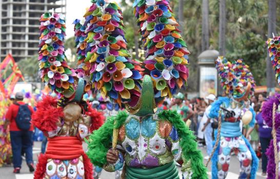 Cierran carnaval con desfile de comparsas 