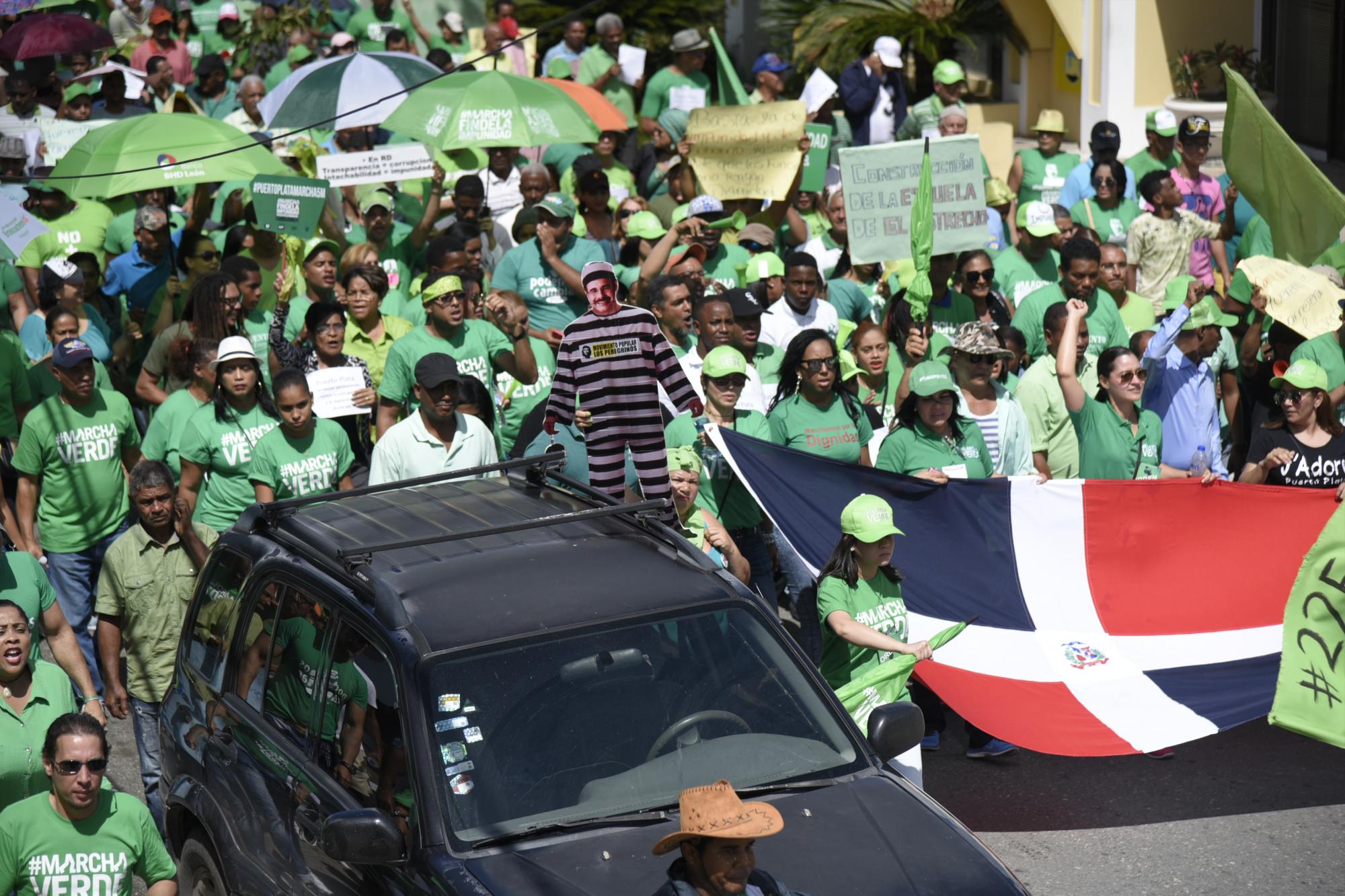 Personas marchando en Puerto Plata.