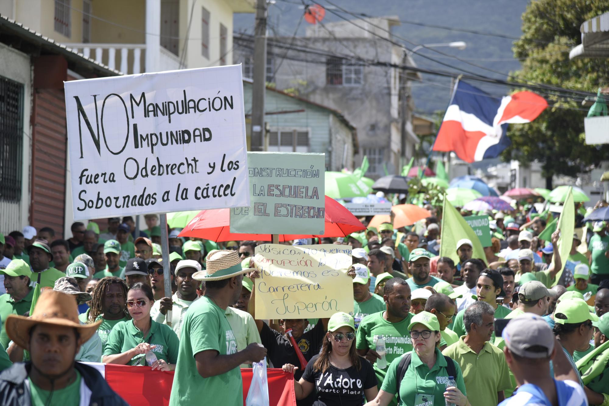 Personas caminando en una de las calles de Puerto Plata durante la marcha.