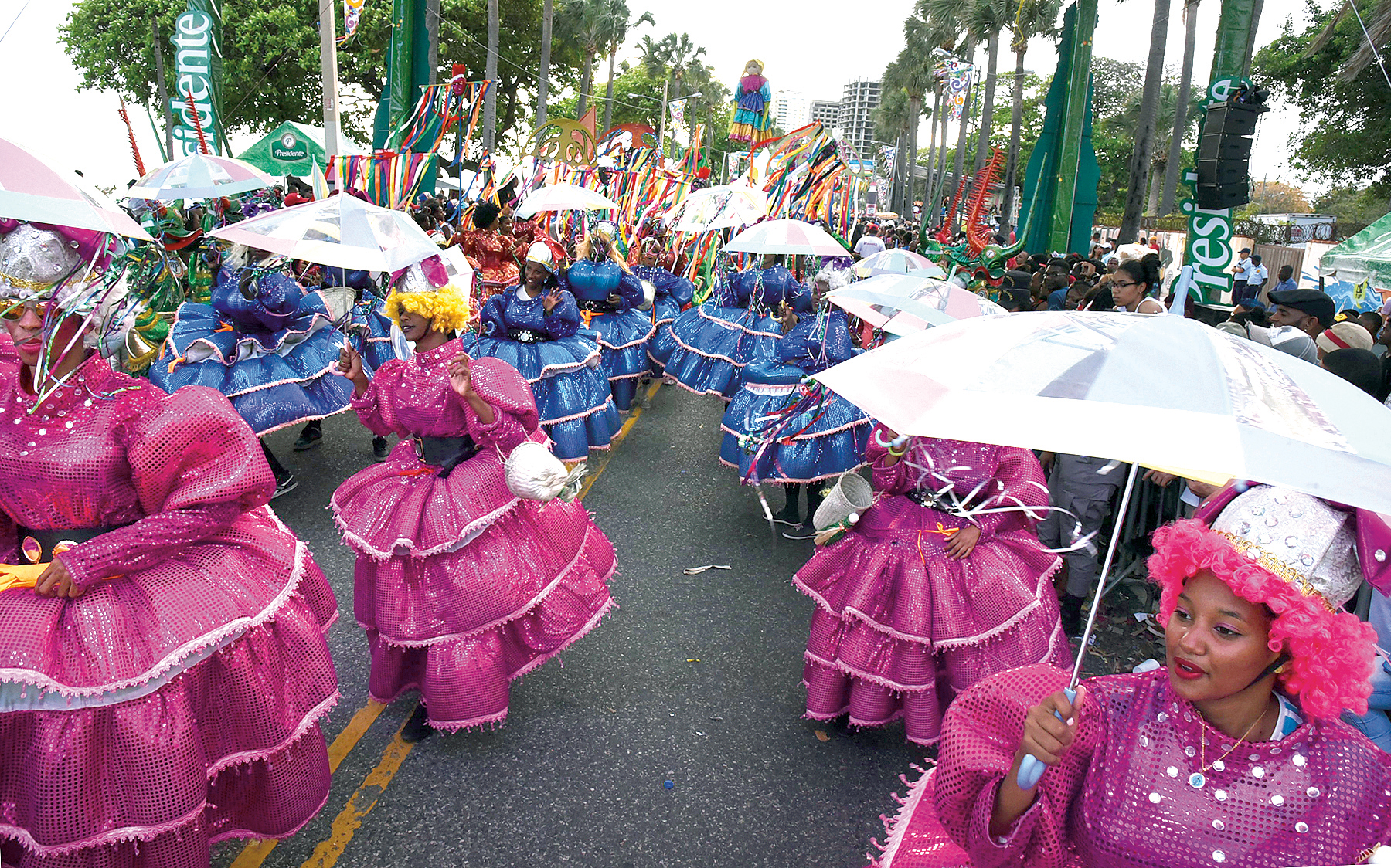 Vistoso desfile cierra el Carnaval