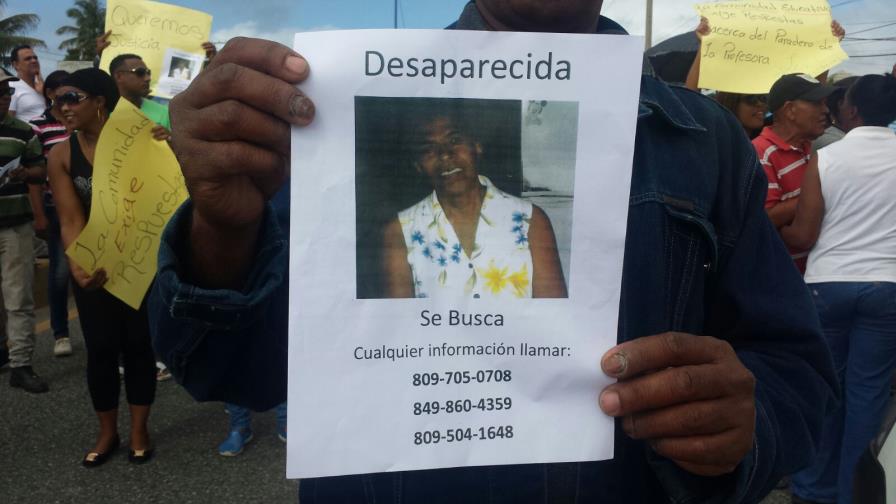 Paralizan tránsito en autopista Las Américas por desaparición de profesora 