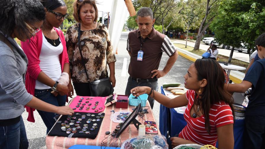 Artesanías con materiales reciclados llegan a la UASD Artesanías con materiales reciclados llegan a la UASD