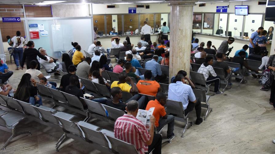 A pesar de trabajos tecnológicos, la entrega de pasaportes continúa