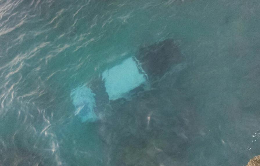 Camioneta cae al mar Caribe; conductor se salva