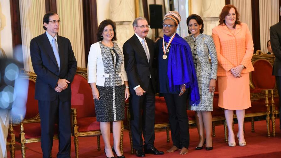 Cantante Xiomara Fortuna recibe reconocimiento de la Presidencia descalza y abre debate sobre protocolo Cantante Xiomara Fortuna recibe reconocimiento de la Presidencia descalza y abre debate sobre protocolo