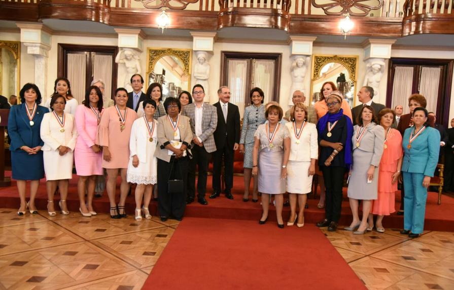 Danilo Medina reconoce a 13 mujeres sobresalientes; rinden homenaje póstumo a Sonia Silvestre