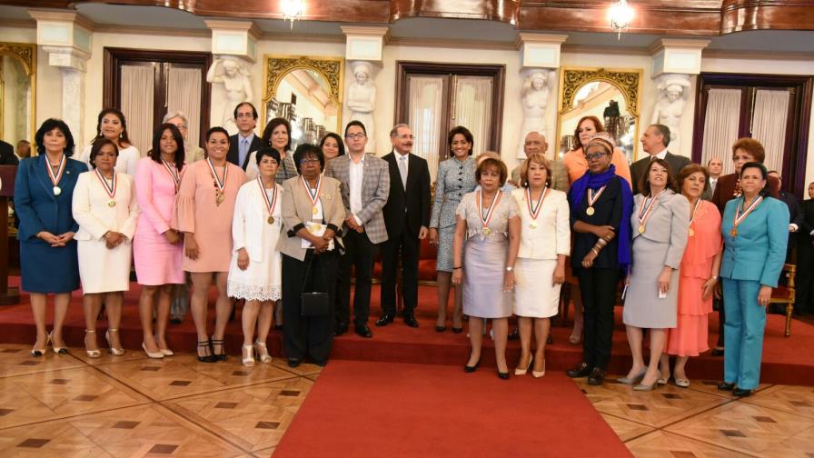 Danilo Medina reconoce a 13 mujeres sobresalientes; rinden homenaje póstumo a Sonia Silvestre