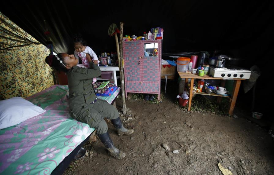 Mujeres de las FARC cambian fusiles por bebés 