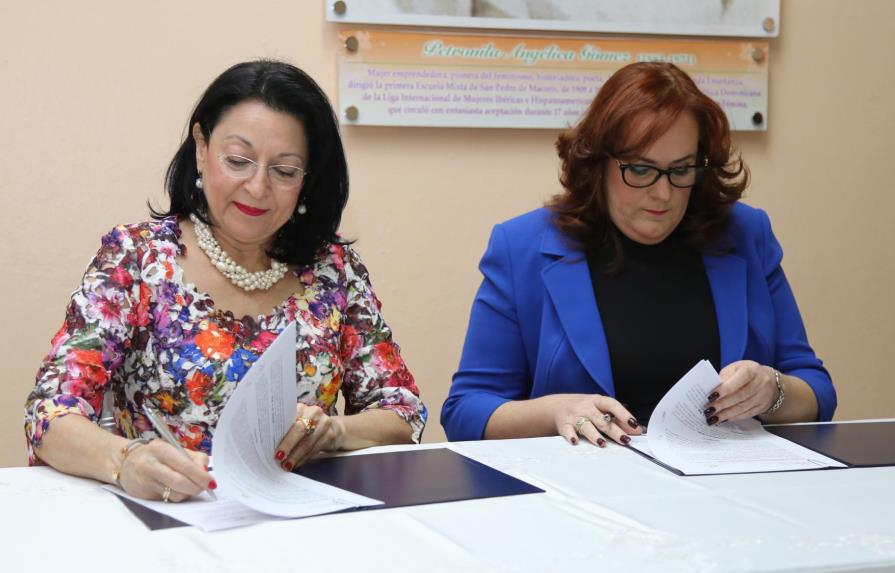 Firman acuerdo para impulsar desarrollo económico de mujeres
