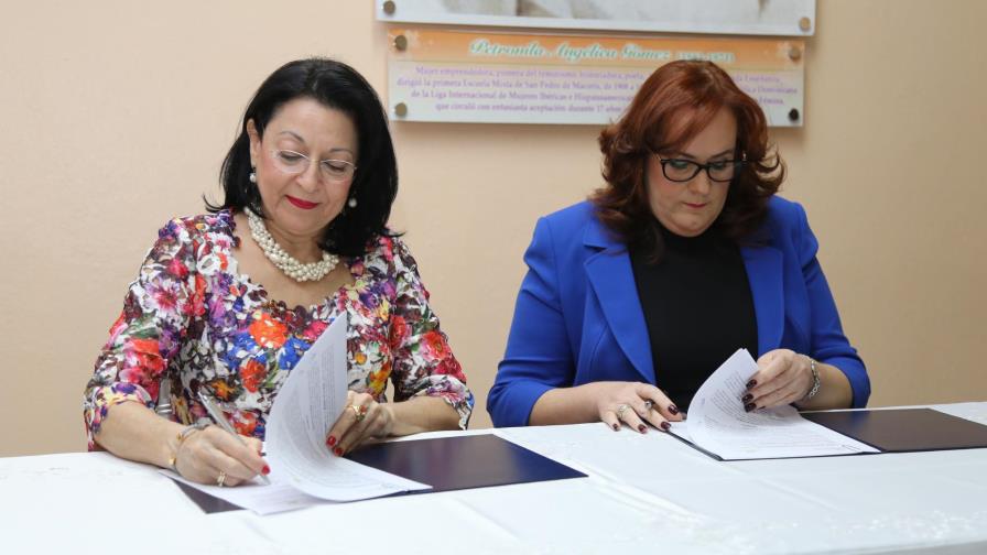 Firman acuerdo para impulsar desarrollo económico de mujeres