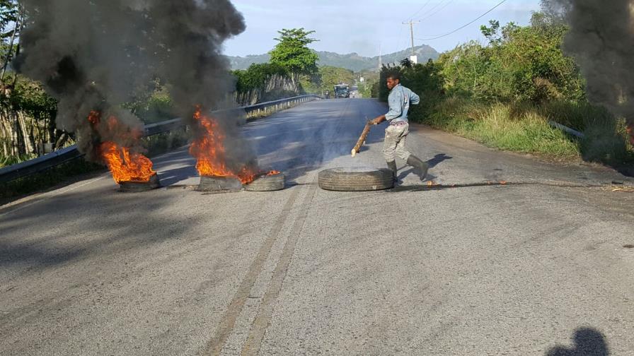 Comunidades de El Seibo responden al llamado a paro en demanda de obras