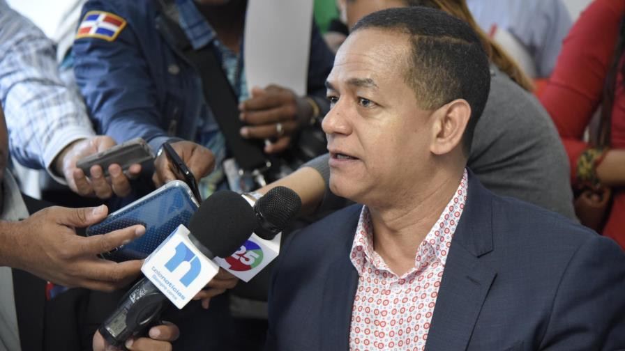 Senador solicita a Danilo que autorice acueducto para municipio Baitoa Senador solicita a Danilo que autorice acueducto para municipio Baitoa