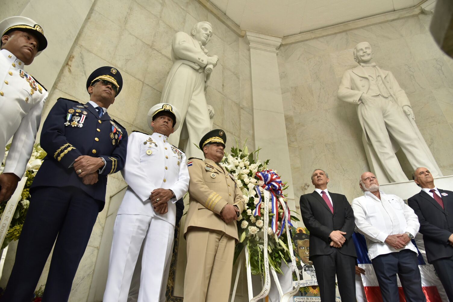 Funcionarios civiles y militares depositaron una ofrenda floral en el Altar de la Patria.