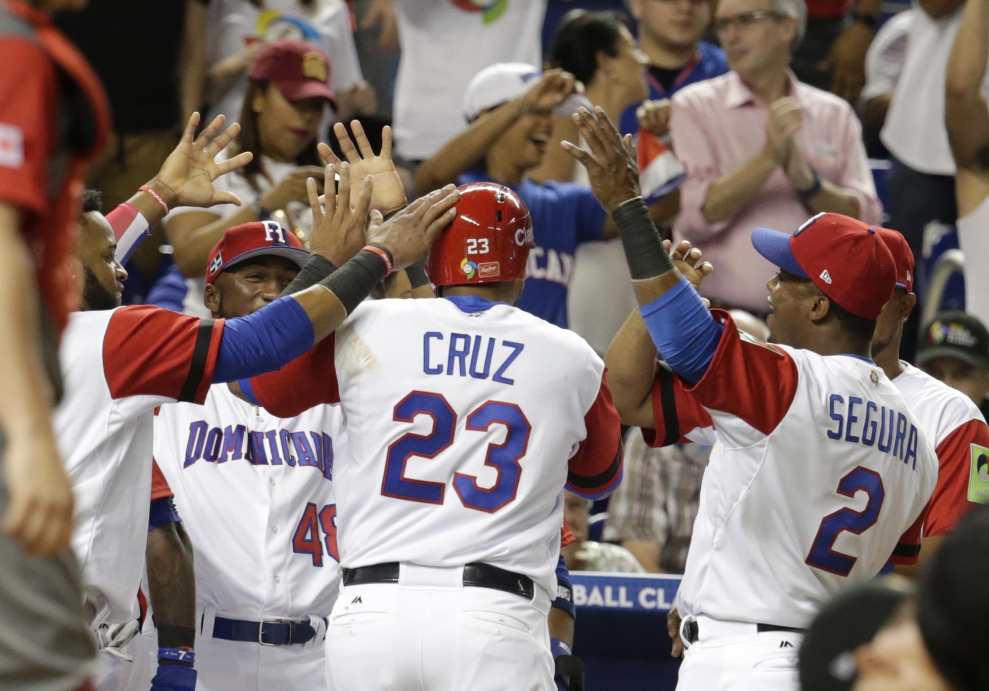 La celebración de República Dominicana de deja sentir cuando Nelson Cruz anota en el segundo episodio, una entrada en la que su equipo marcó cuatro carreras.