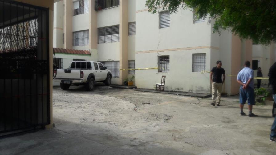 Hallan médico degollado dentro de su residencia en Santiago