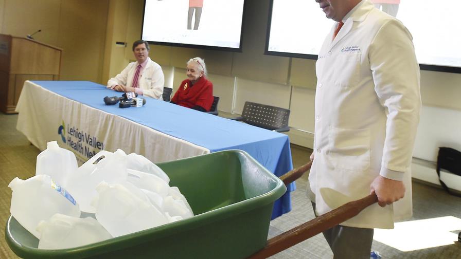 Médicos extraen un tumor de 140 libras a una mujer de 71 años