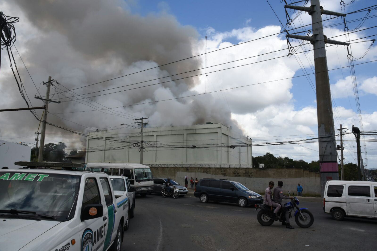 Imagen del humo que desprenden las llamas.