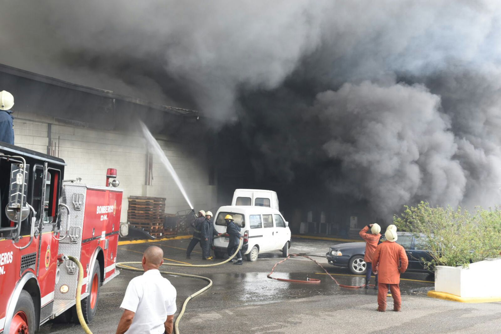 El humo arropa las instalaciones.