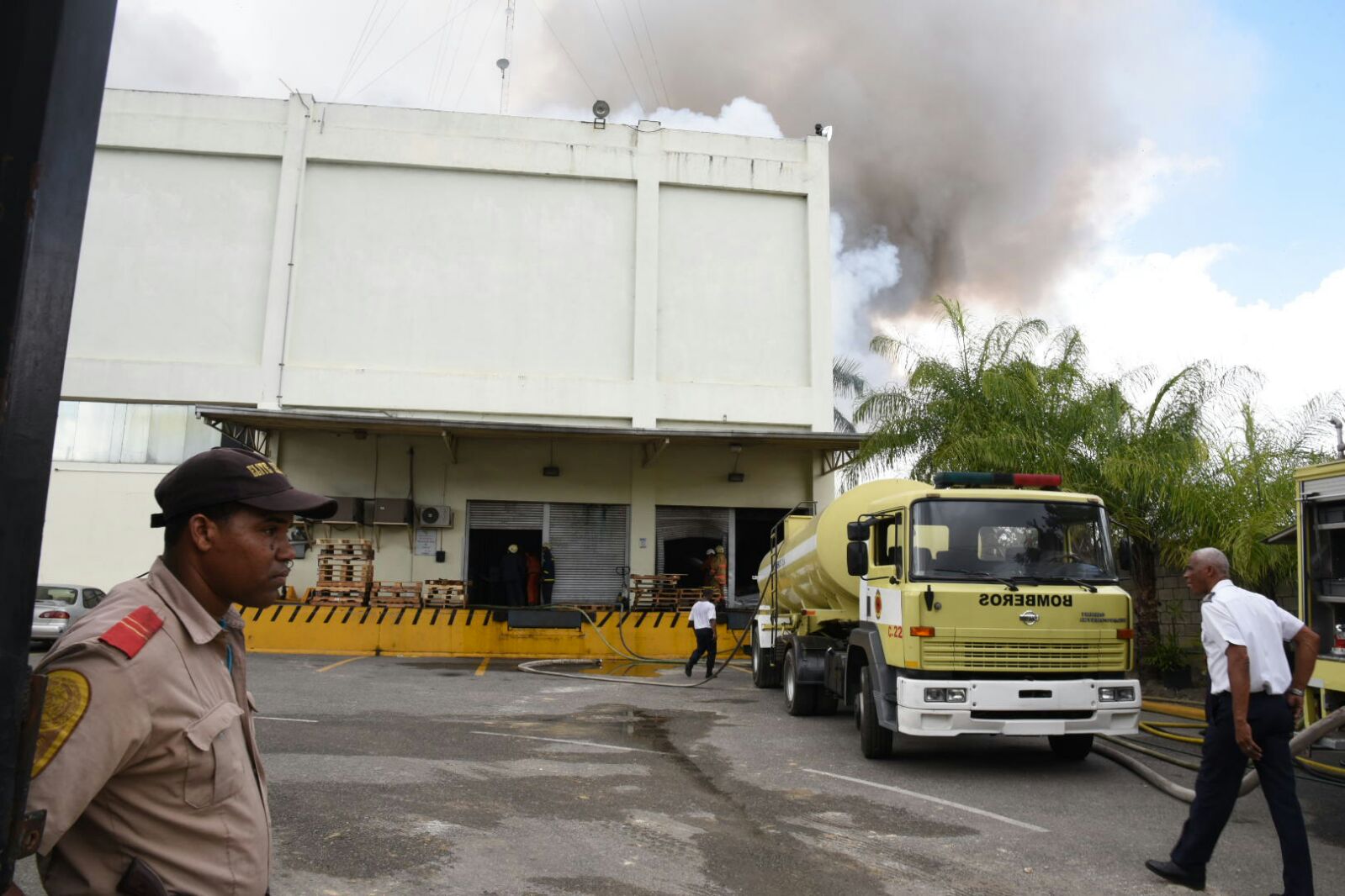 Unidades del Cuerpo de Bomberos están en el lugar.