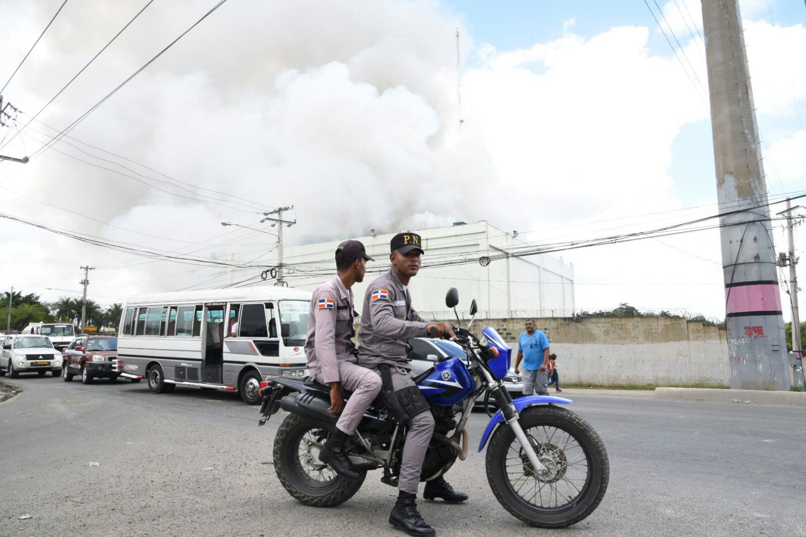 Agentes policiales frente al local incendiado.