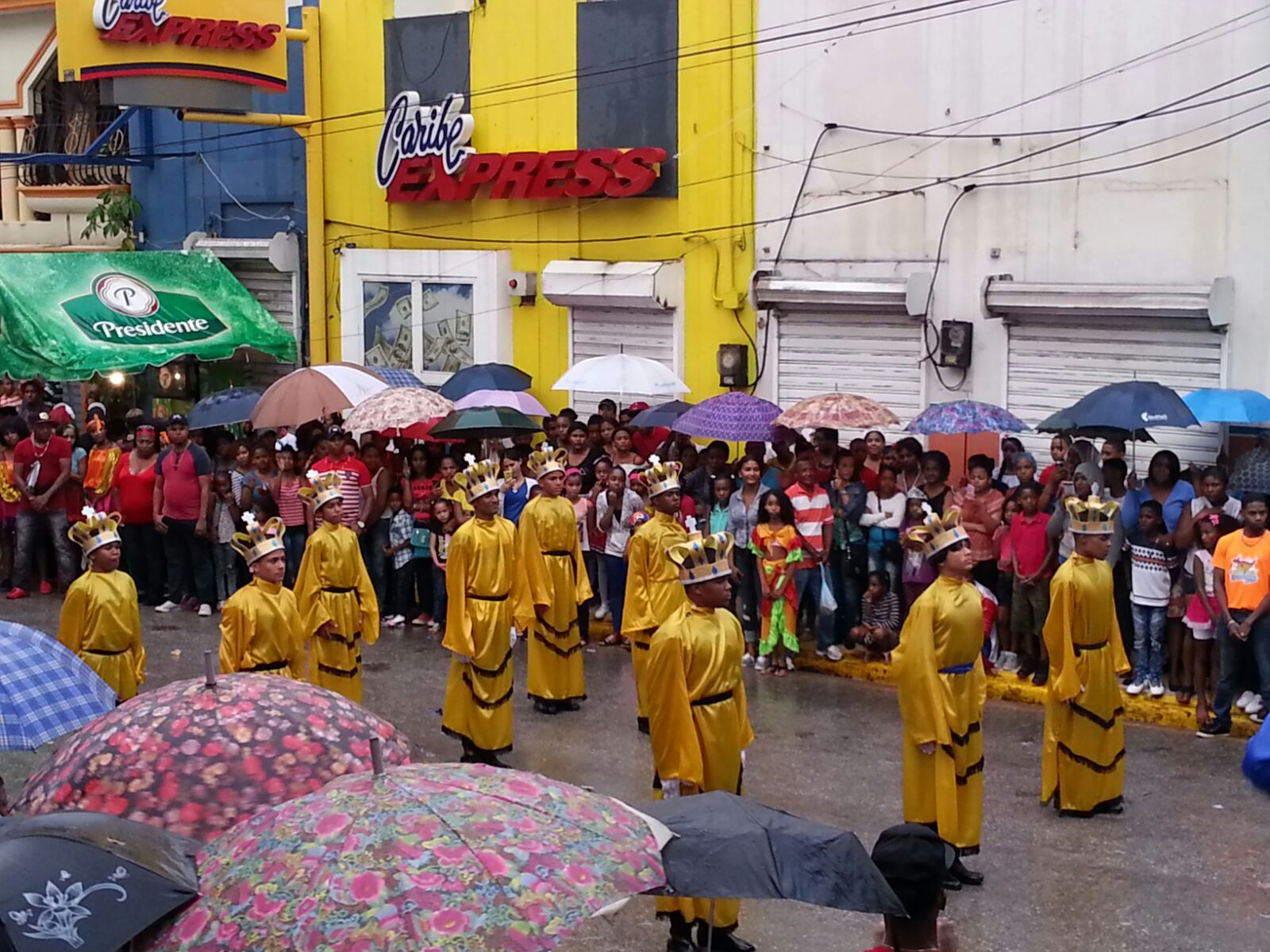 Comparsa participando en el desfile de este domingo en Hato Mayor.