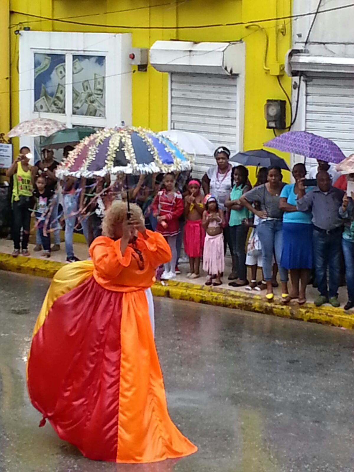 El tradicional Robalagallina. en el Carnaval de Hato Mayor.