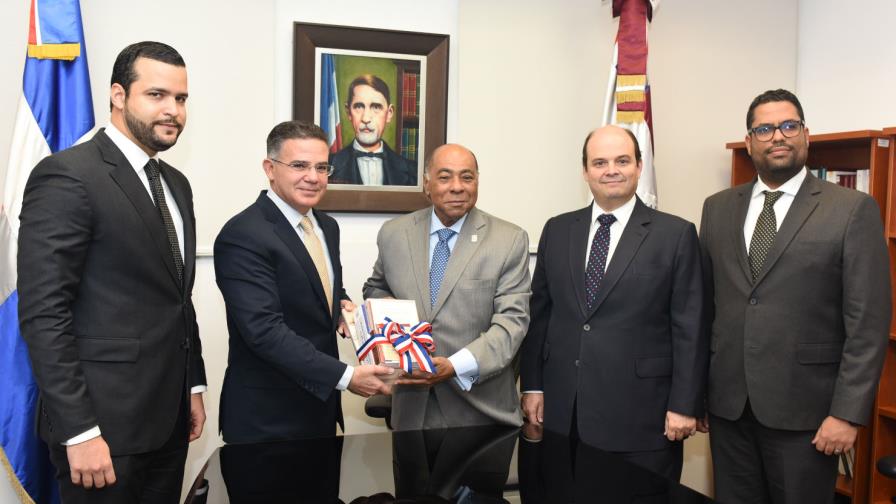 Presidente del Tribunal Constitucional  recibe visita de cortesía de directivos del CONEP