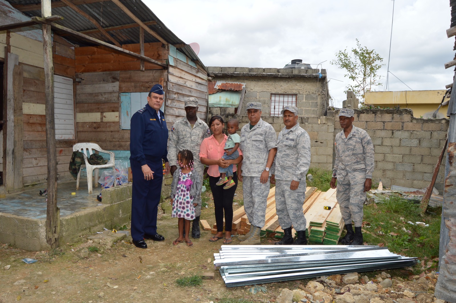 Miembros de la FARD en el lugar donde se va a reparar una vivienda.
