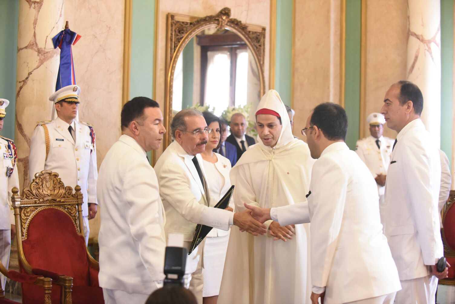 Presidente Danilo Medina saluda.