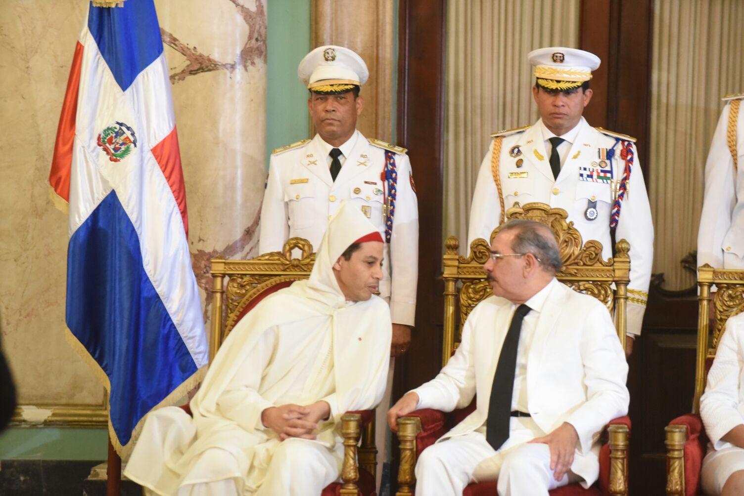 Danilo Medina conversa con uno de los embajadores.