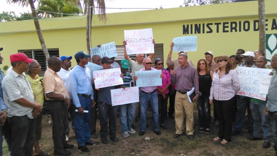 Agrónomos realizan piquete en el Ministerio de Agricultura en reclamo de aumento salarial Agrónomos realizan piquete en el Ministerio de Agricultura en reclamo de aumento salarial