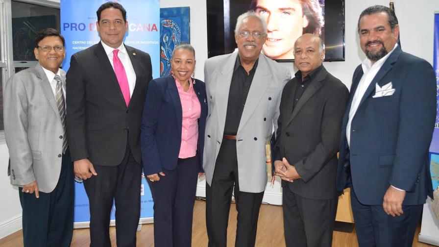 Participantes en tour de arquitectura visitan consulado dominicano en Miami Participantes en tour de arquitectura visitan consulado dominicano en Miami