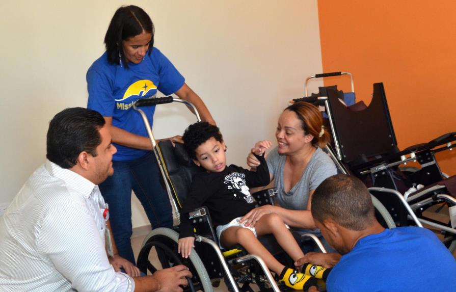 Despacho Primera Dama entrega sillas ergonómicas a niños CAID-San Juan