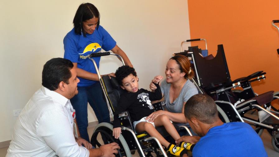 Despacho Primera Dama entrega sillas ergonómicas a niños CAID-San Juan