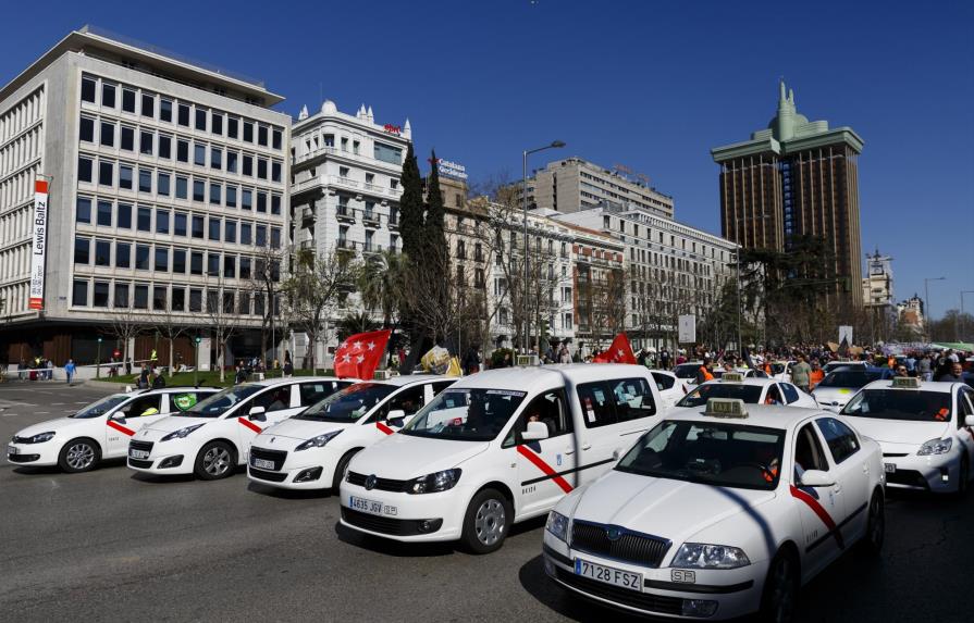 Taxistas españoles se manifiestan contra las aplicaciones de transporte