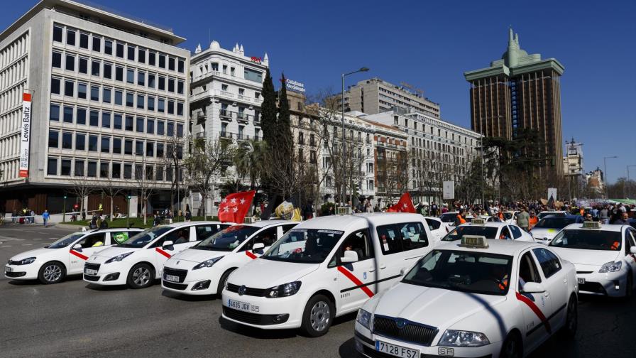 Taxistas españoles se manifiestan contra las aplicaciones de transporte