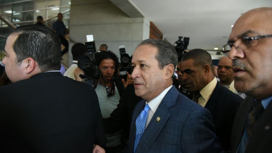 Comitiva de legisladores acompañó a Reinaldo Pared a la Procuraduría Comitiva de legisladores acompañó a Reinaldo Pared a la Procuraduría