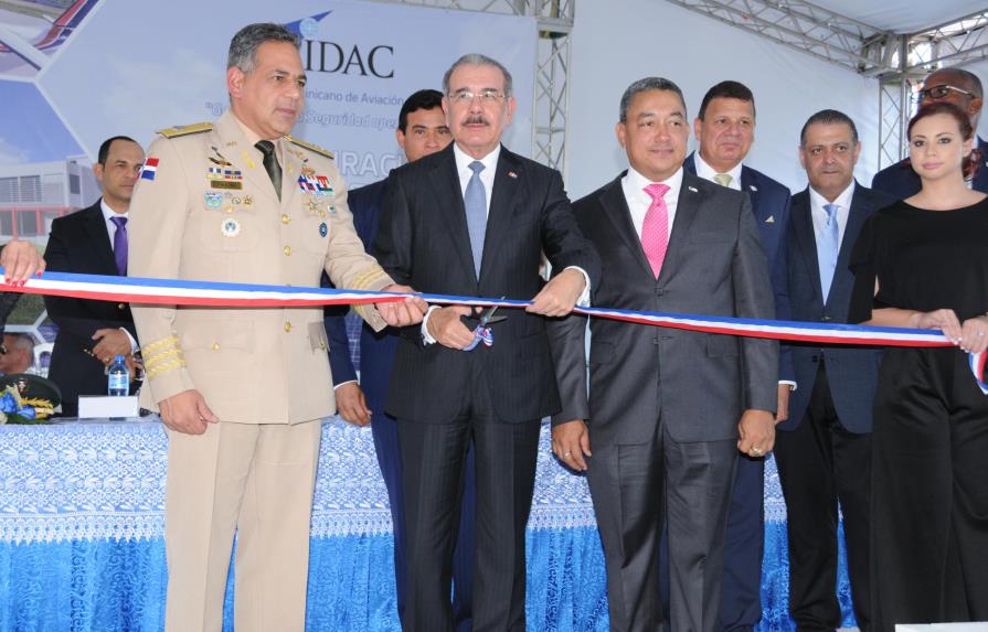 El presidente Medina  inaugura complejo aeronáutico en Boca Chica