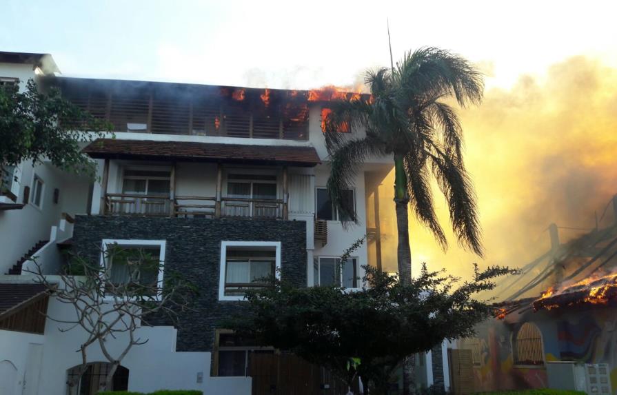 Video: Incendio afecta varios establecimientos en Bayahíbe