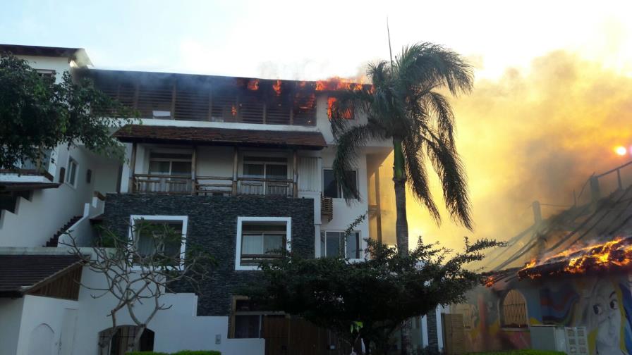 Video: Incendio afecta varios establecimientos en Bayahíbe Video: Incendio afecta varios establecimientos en Bayahíbe