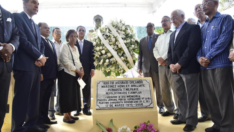 Familiares y amigos recuerdan a Orlando en 42 aniversario del asesinato