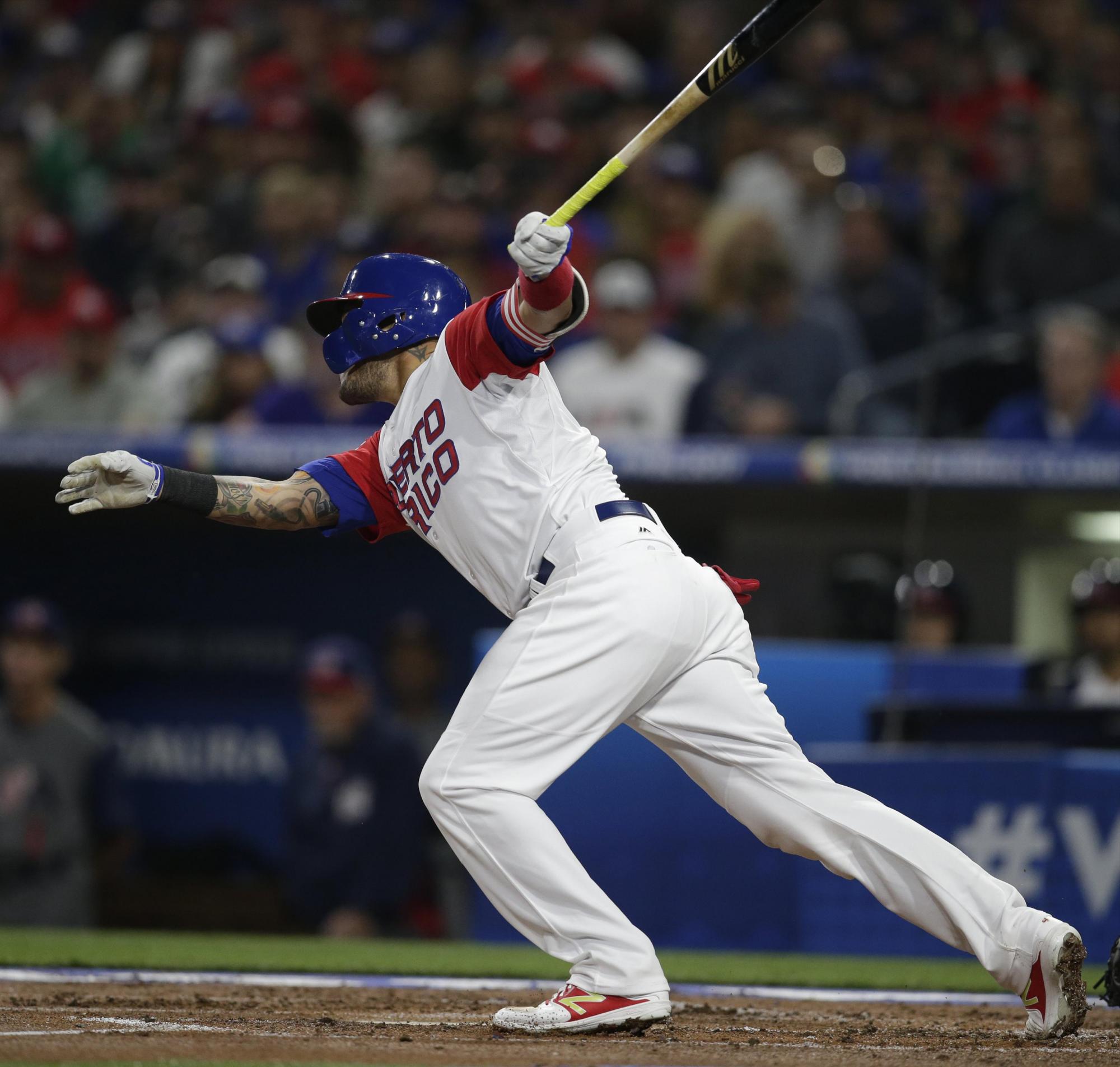 Yadier Molina conecta un sencillo en la primera entrada frente a Estados Unidos.