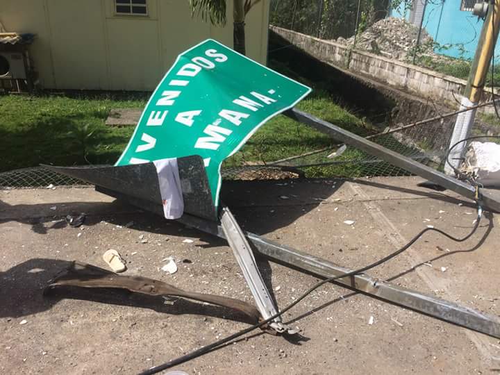 El letrero que da la bienvenida a la provincia Samaná quedó destruido tras el accidente. 