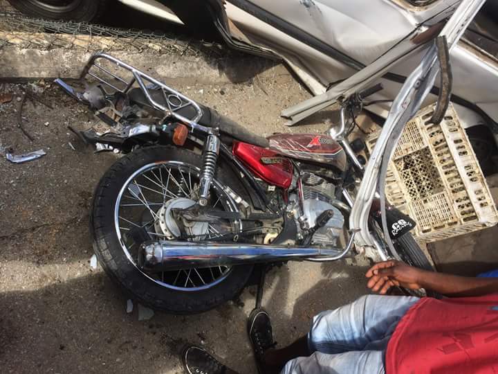 Un motor figura entre los vehículos impactados por el camión.