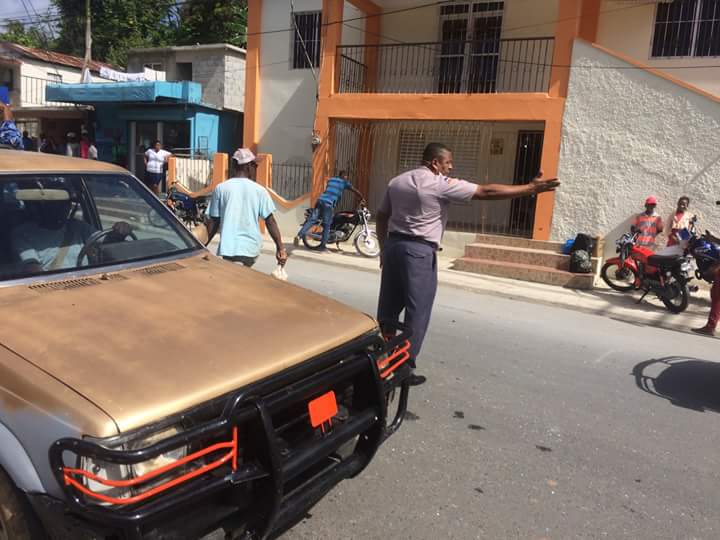 Agentes de la Policía viabilizan en el lugar del accidente.