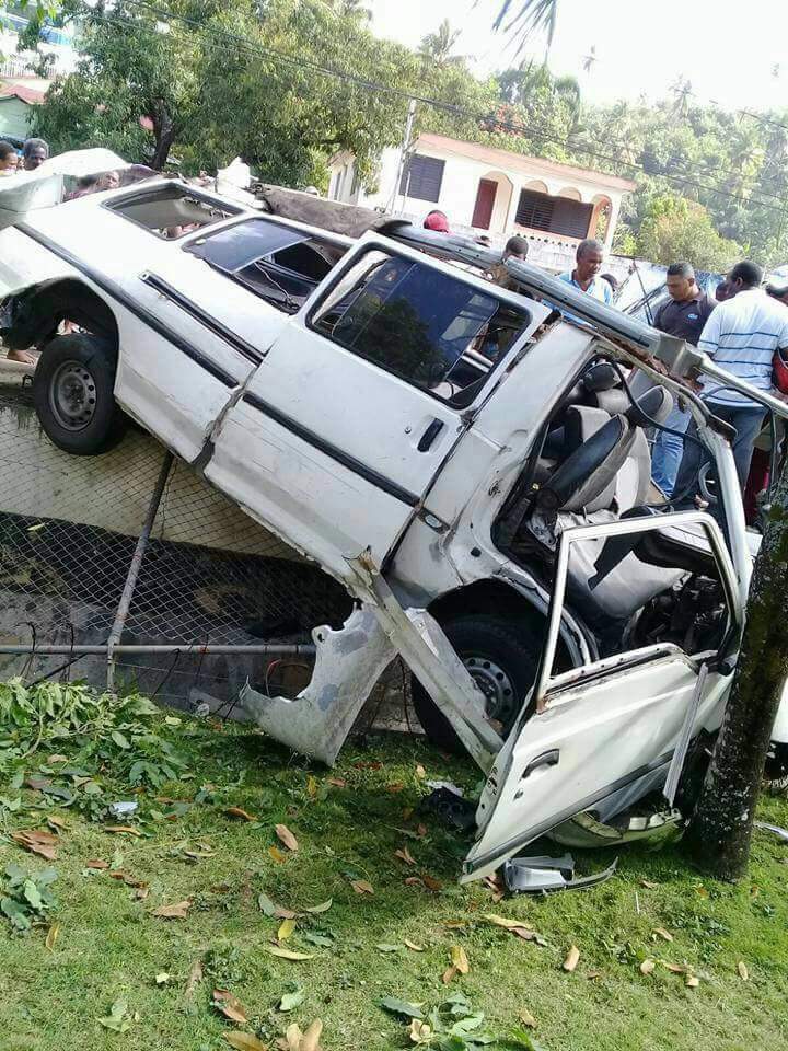Vista del autobús impactado por el camión.