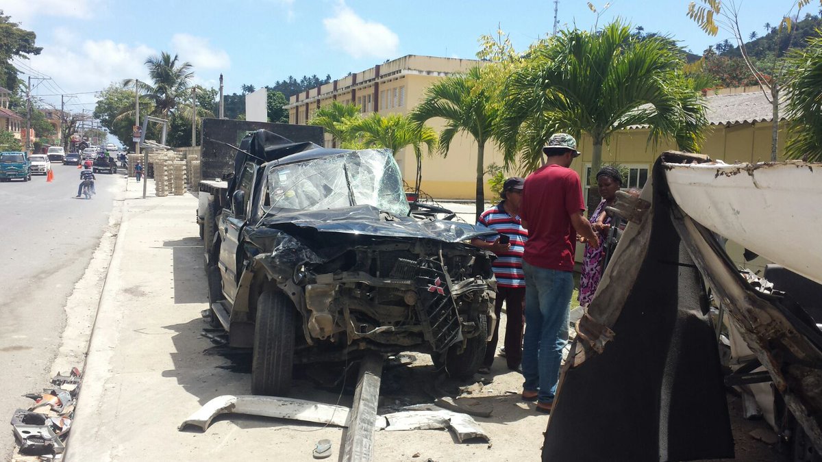 Fotografía de uno de los vehículos afectados durante un accidente en la carretera Sánchez- Samaná hoy, 18 de marzo de 2017.