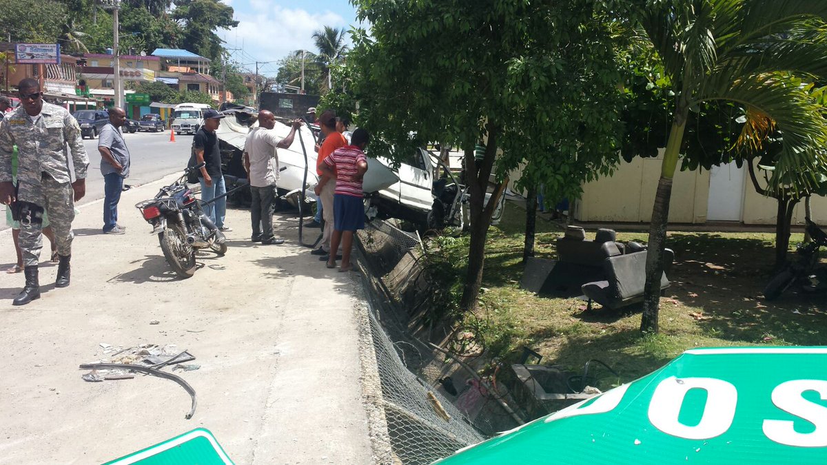 Fotografía de uno de los vehículos afectados durante un accidente en la carretera Sánchez- Samaná hoy, 18 de marzo de 2017.