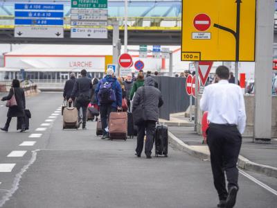 40 % de vuelos cancelados en París el viernes por una huelga